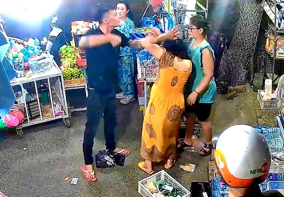 Ch&ecirc; m&igrave; t&ocirc;m đắt, g&atilde; đ&agrave;n &ocirc;ng lao v&agrave;o đ&aacute;nh thai phụ nhập viện: C&aacute;i gi&aacute; phải trả- Ảnh 1.