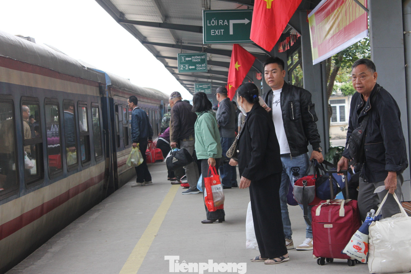 T&agrave;u Tết hết chỗ ng&agrave;y cao điểm- Ảnh 1.