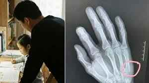 Con viết 18 chữ sau 30 ph&uacute;t học, người cha tức giận đập b&agrave;n&hellip; v&agrave; c&aacute;i kết kh&oacute; tin- Ảnh 1.