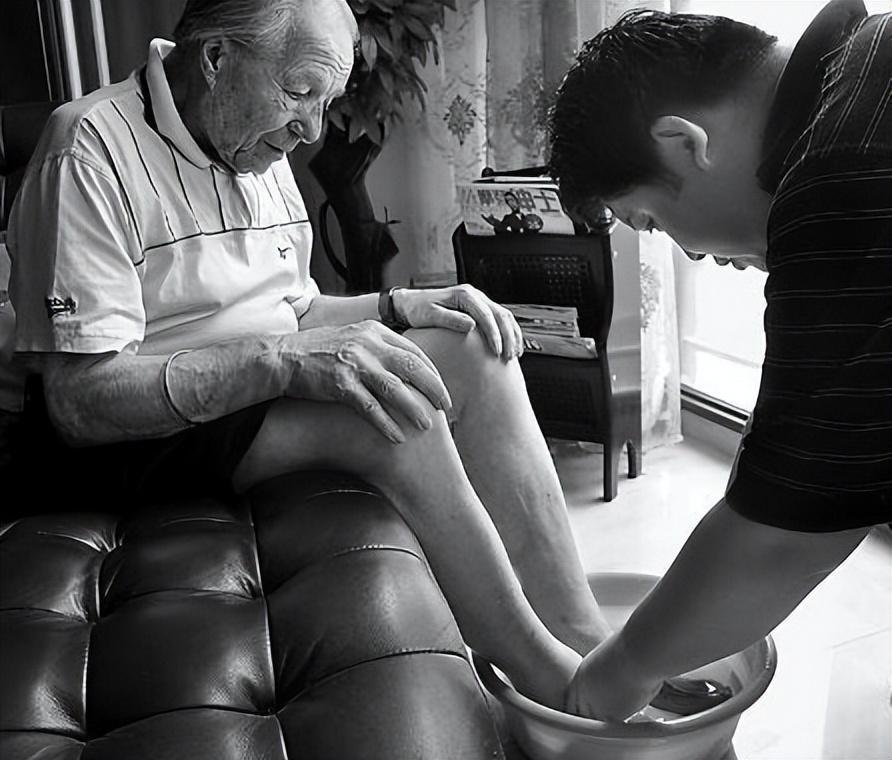 &Ocirc;ng cụ miễn ph&iacute; tiền nh&agrave; cho cậu sinh vi&ecirc;n ngh&egrave;o suốt 8 năm, cuối đời được trả ơn theo c&aacute;ch kh&ocirc;ng ai ngờ tới- Ảnh 2.