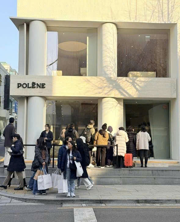 Pol&egrave;ne sắp tăng gi&aacute;, d&acirc;n t&igrave;nh xếp h&agrave;ng d&agrave;i tranh thủ mua gom- Ảnh 8.