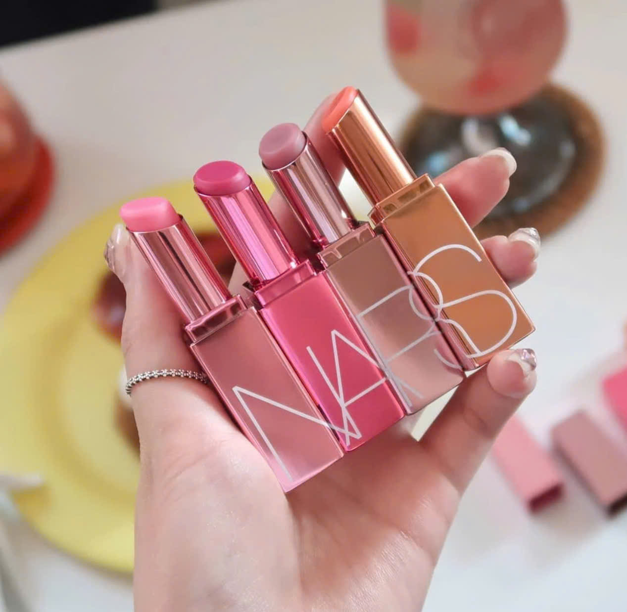 6 thỏi son dưỡng l&ecirc;n m&ocirc;i đẹp kinh khủng, xứng đ&aacute;ng xuống tiền nhất đầu năm 2026- Ảnh 5.