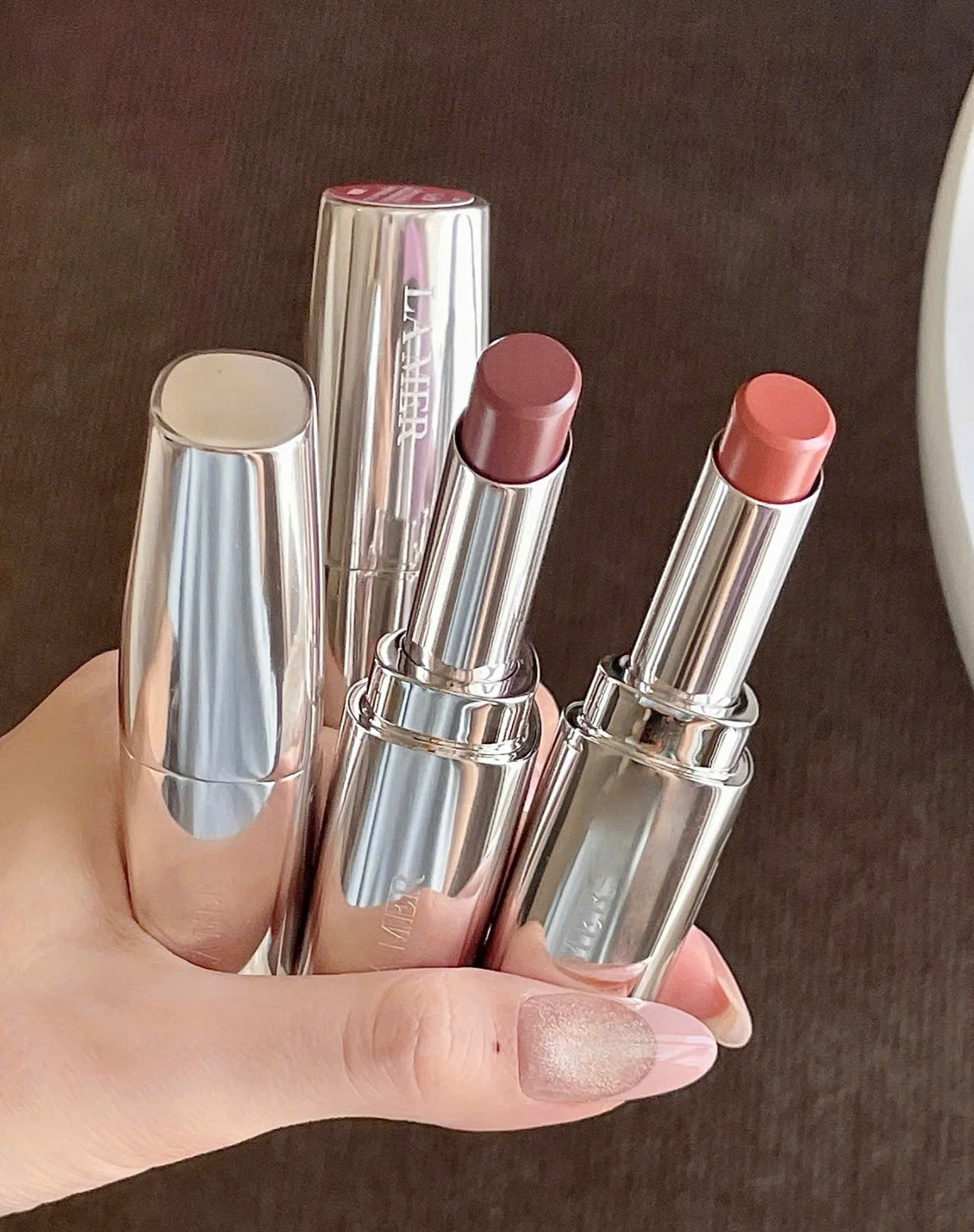 6 thỏi son dưỡng l&ecirc;n m&ocirc;i đẹp kinh khủng, xứng đ&aacute;ng xuống tiền nhất đầu năm 2026- Ảnh 9.