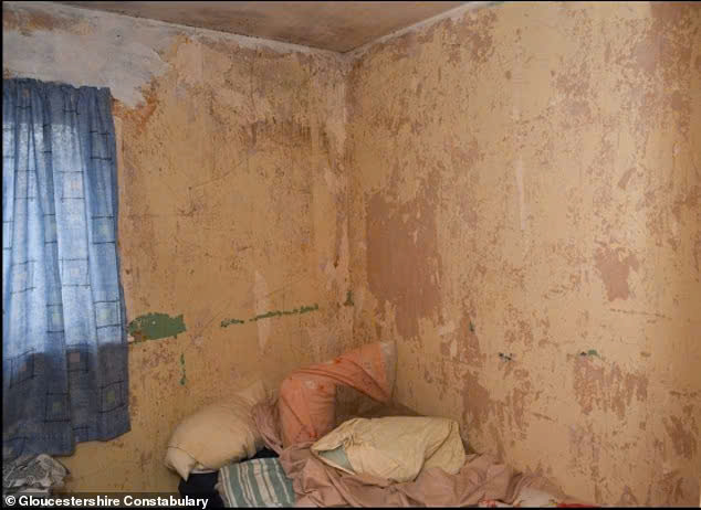 Người phụ nữ bị nhốt như nô lệ 25 năm trong căn phòng bẩn thỉu, manh mối giải cứu chính là mẩu giấy- Ảnh 2. Người phụ nữ bị nhốt như nô lệ 25 năm trong căn phòng bẩn thỉu, manh mối giải cứu chính là mẩu giấy- Ảnh 2.