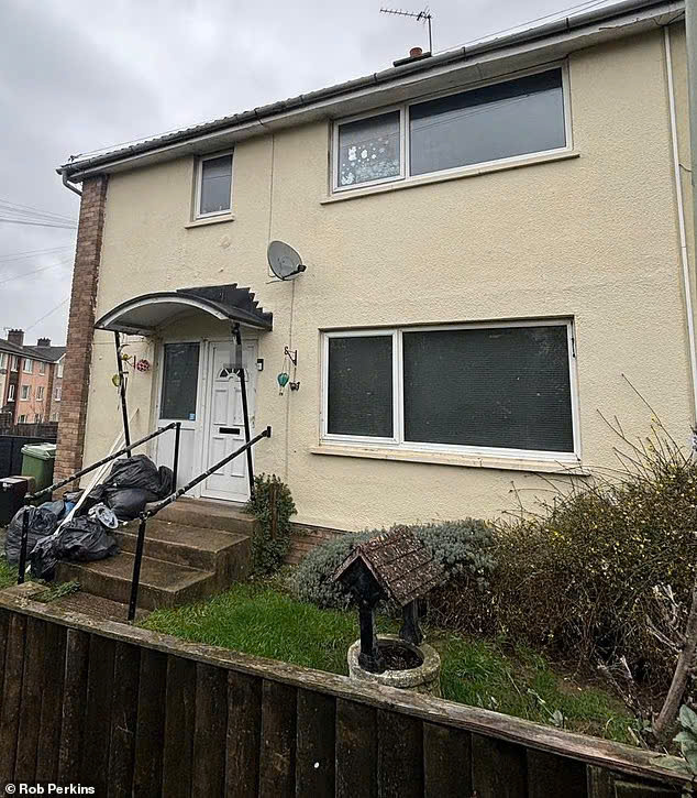 Người phụ nữ bị nhốt như nô lệ 25 năm trong căn phòng bẩn thỉu, manh mối giải cứu chính là mẩu giấy- Ảnh 1. Người phụ nữ bị nhốt như nô lệ 25 năm trong căn phòng bẩn thỉu, manh mối giải cứu chính là mẩu giấy- Ảnh 1.