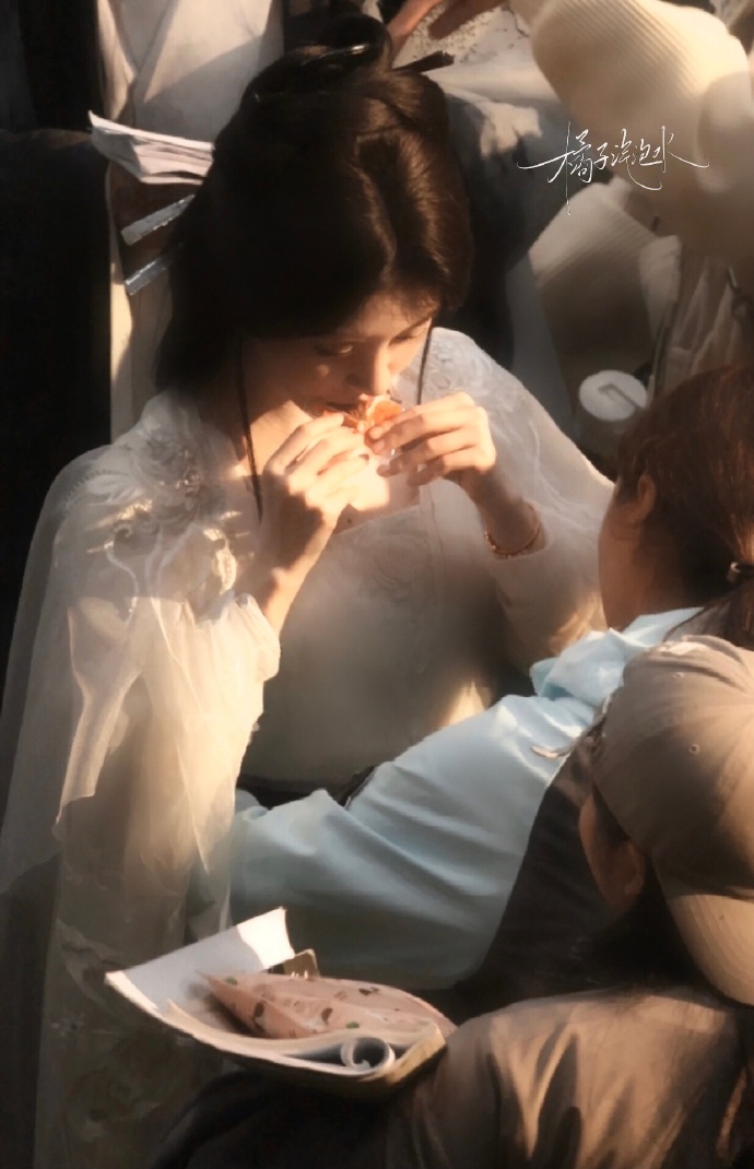 Cả nước n&iacute;n thở trước sự trở lại của mỹ nh&acirc;n đẹp nhất showbiz: Đẹp đến mức &aacute;nh nắng cũng phải ưu &aacute;i- Ảnh 4.