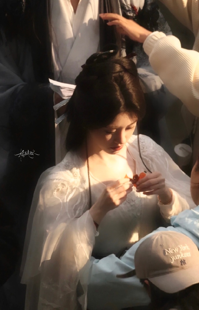 Cả nước n&iacute;n thở trước sự trở lại của mỹ nh&acirc;n đẹp nhất showbiz: Đẹp đến mức &aacute;nh nắng cũng phải ưu &aacute;i- Ảnh 3.