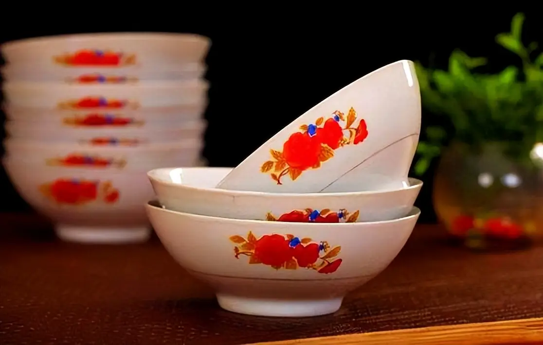 Tết n&agrave;y đừng qu&ecirc;n mua th&ecirc;m b&aacute;t đĩa mới: Kh&ocirc;ng phải m&ecirc; t&iacute;n, đ&acirc;y l&agrave; "mật m&atilde;" hạnh ph&uacute;c của người xưa truyền lại- Ảnh 1.