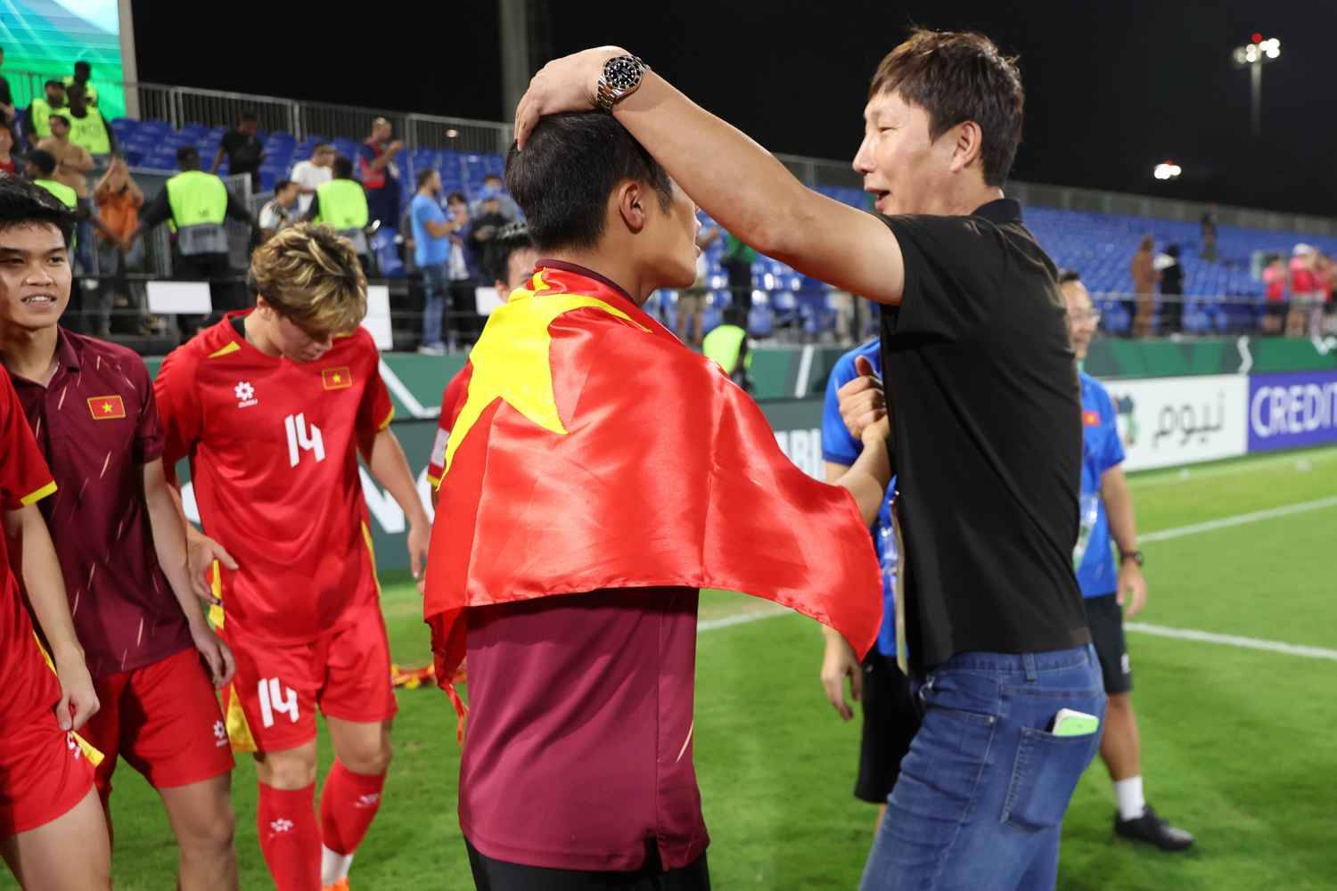 C&aacute;i xoa đầu ấm &aacute;p của HLV Kim Sang-sik d&agrave;nh cho Quốc Việt- Ảnh 2.