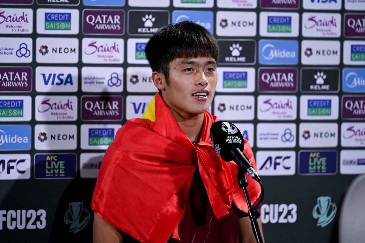 C&aacute;i xoa đầu ấm &aacute;p của HLV Kim Sang-sik d&agrave;nh cho Quốc Việt- Ảnh 1.