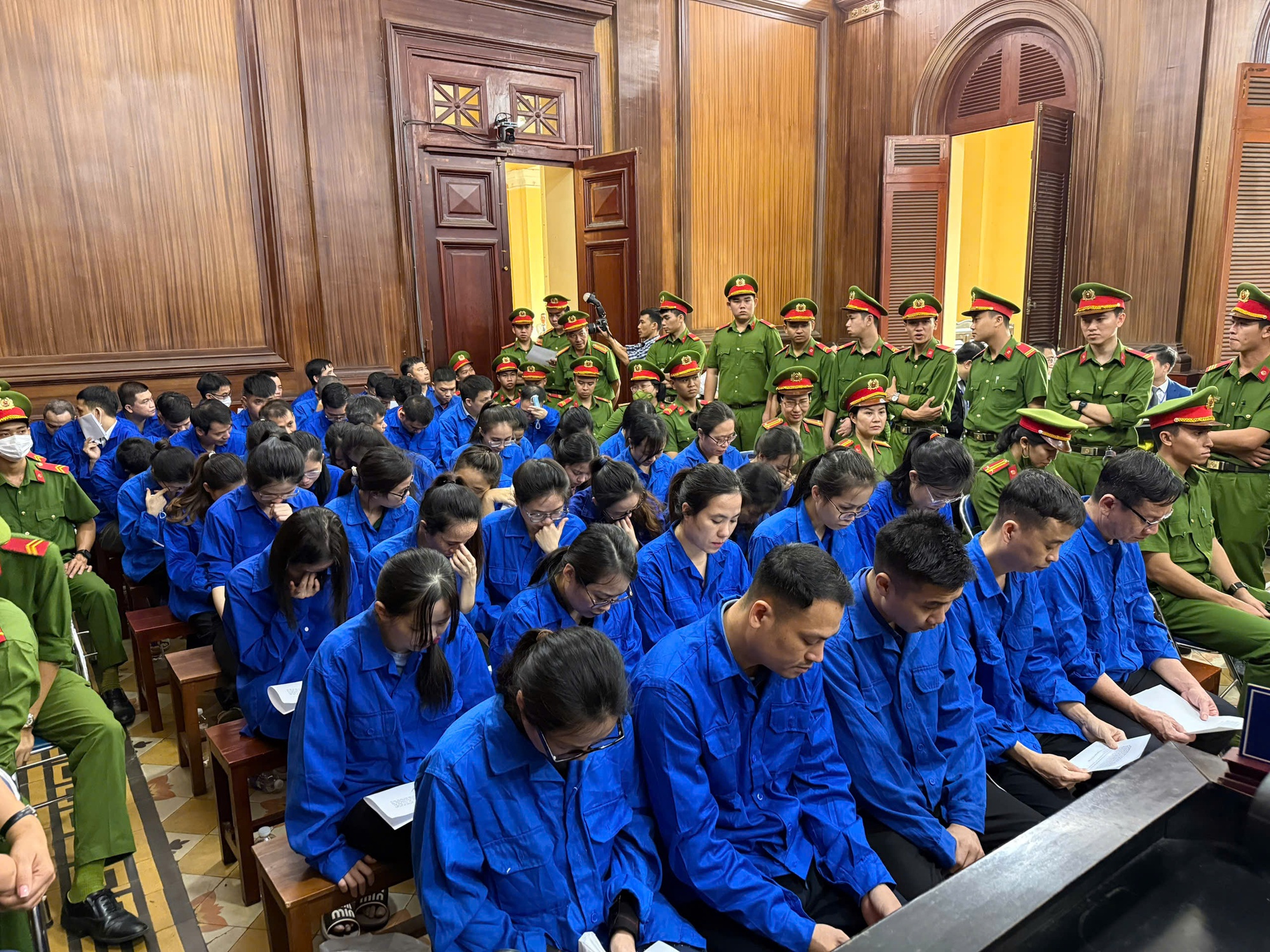 100 bị cáo làm giả hơn 220.000 phiếu kiểm nghiệm thực phẩm đối diện mức án nào?- Ảnh 1. 100 bị cáo làm giả hơn 220.000 phiếu kiểm nghiệm thực phẩm đối diện mức án nào?- Ảnh 1.