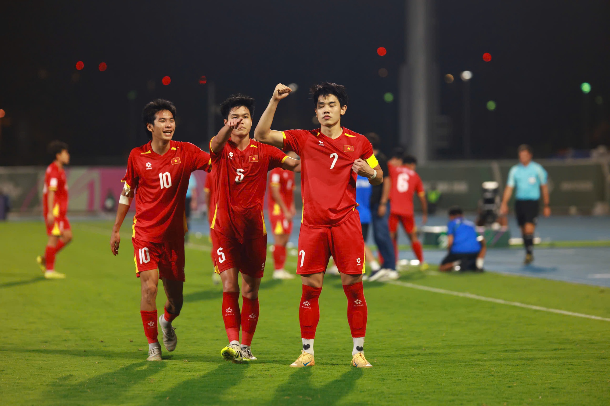 Đ&igrave;nh Bắc vẽ cầu vồng giữa sa mạc- Ảnh 5.