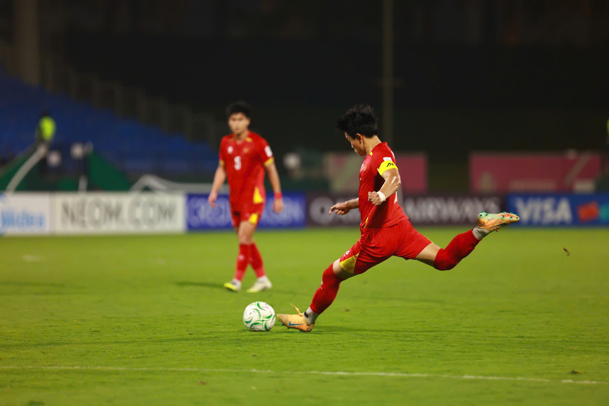 Đ&igrave;nh Bắc vẽ cầu vồng giữa sa mạc- Ảnh 1.