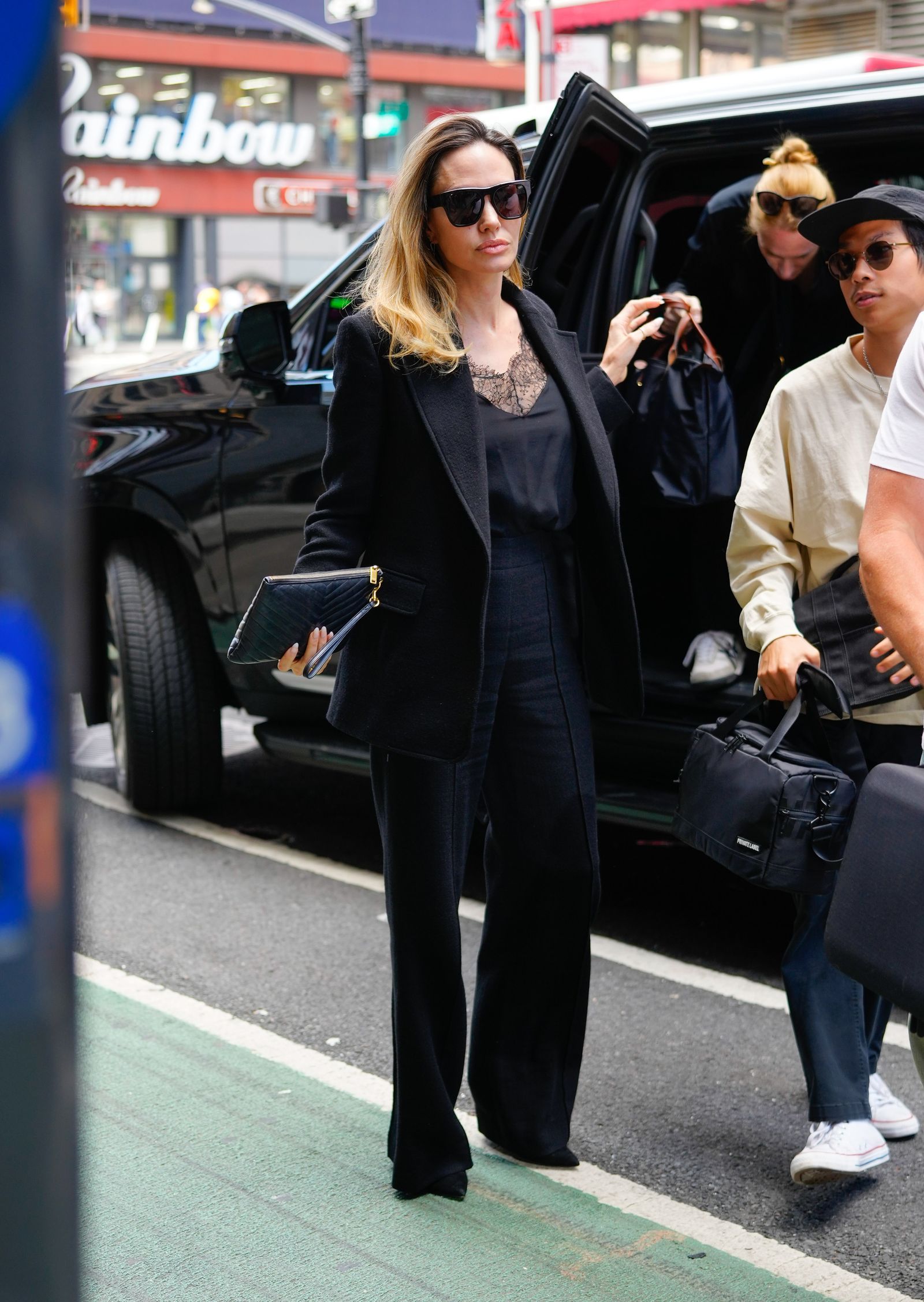 4 mẫu &aacute;o kho&aacute;c n&acirc;ng tầm kh&iacute; chất d&agrave;nh cho phụ nữ tr&ecirc;n 40 tuổi- Ảnh 8.