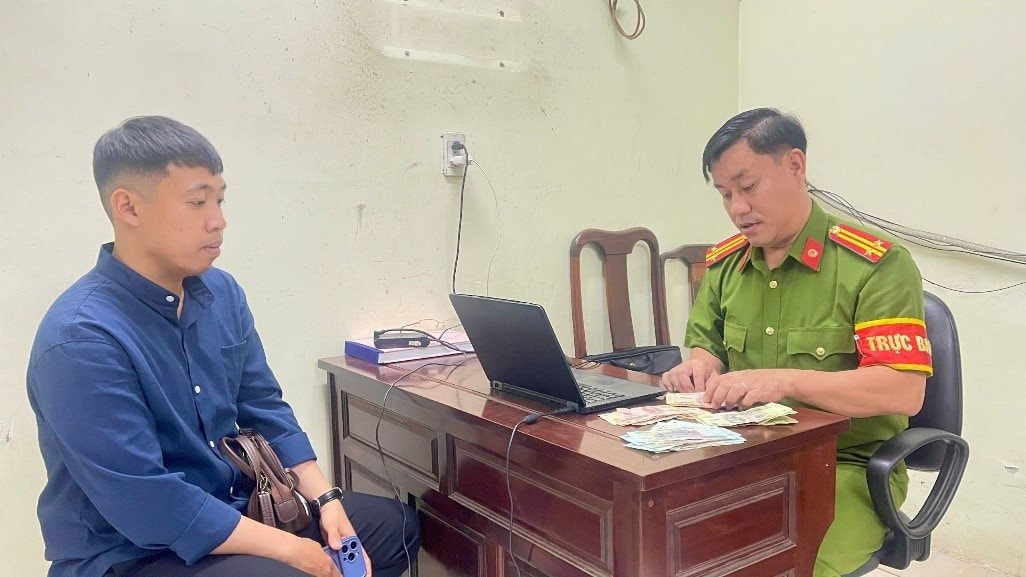 Ph&aacute;t hiện h&agrave;ng loạt tờ tiền từ 50K-500K nằm chơ vơ ở khay tiền của c&acirc;y ATM MB Bank: C&ocirc;ng an d&ugrave;ng nhiều biện ph&aacute;p nghiệp vụ v&agrave;o cuộc- Ảnh 1.