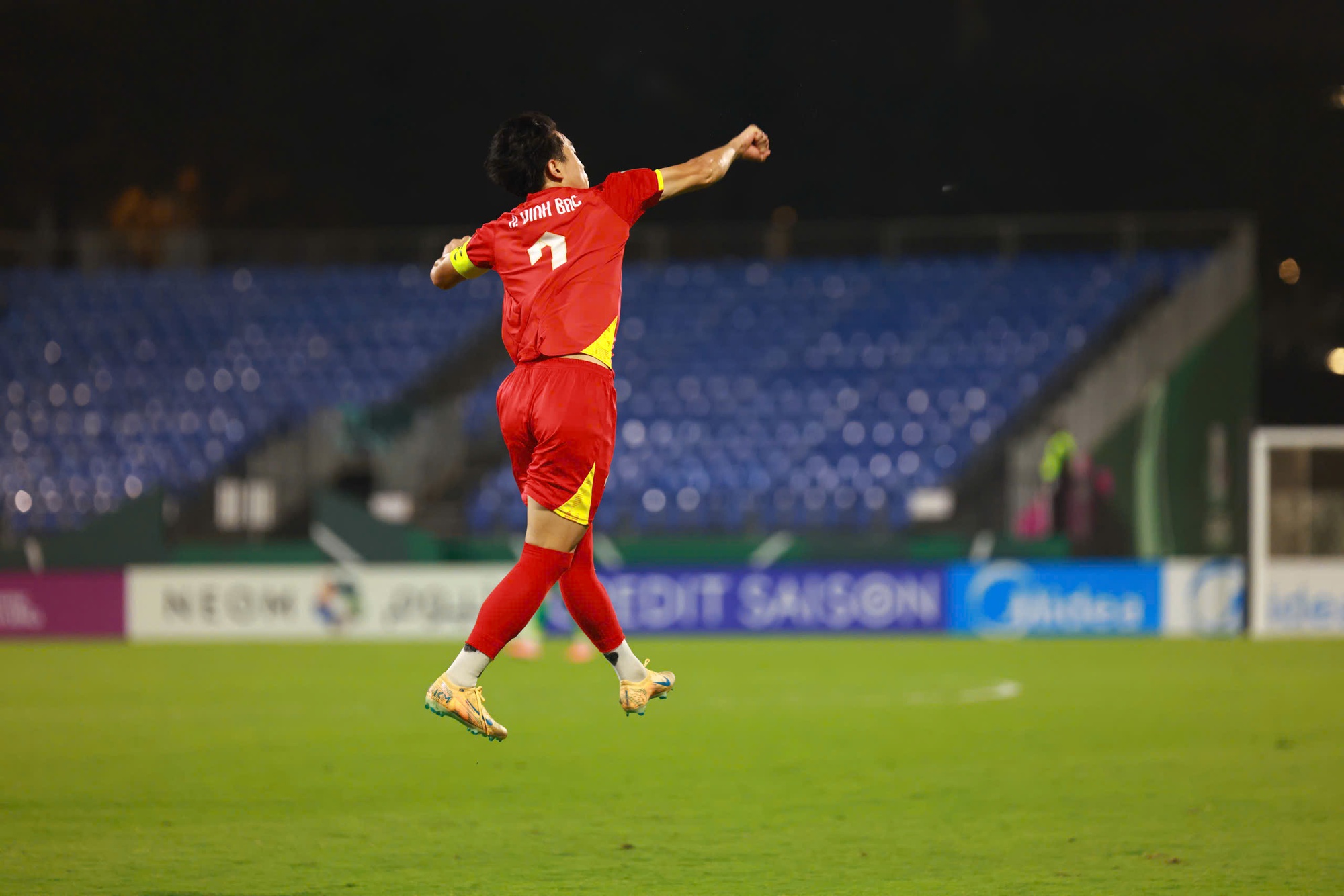 Đ&igrave;nh Bắc vẽ cầu vồng giữa sa mạc- Ảnh 3.