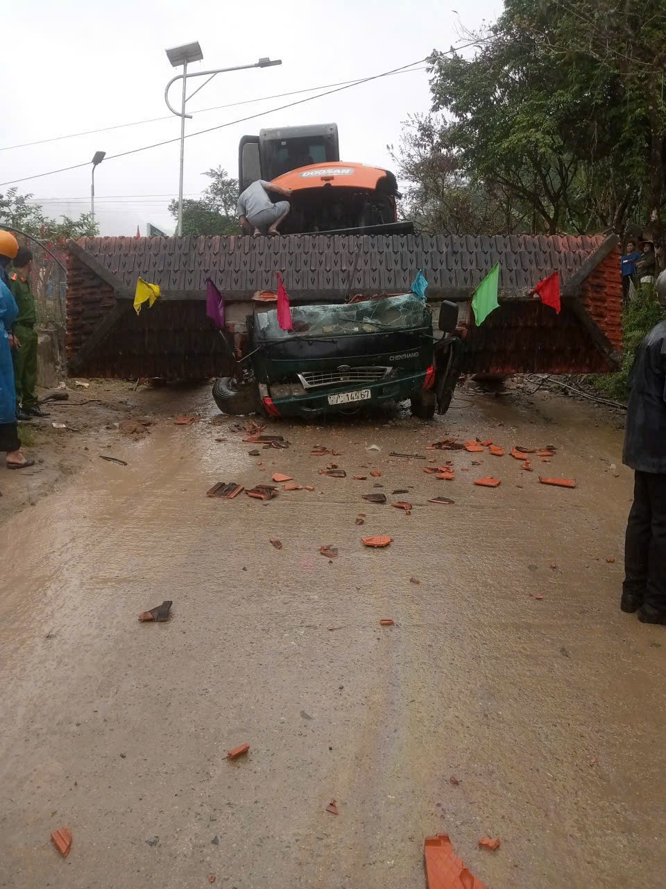 Xe tải chở xe m&uacute;c t&ocirc;ng sập cổng ch&agrave;o l&agrave;m 2 người tử vong- Ảnh 1.