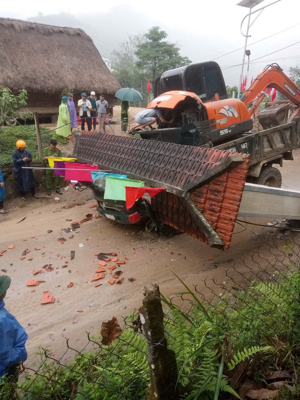 Xe tải chở xe m&uacute;c t&ocirc;ng sập cổng ch&agrave;o l&agrave;m 2 người tử vong- Ảnh 3.