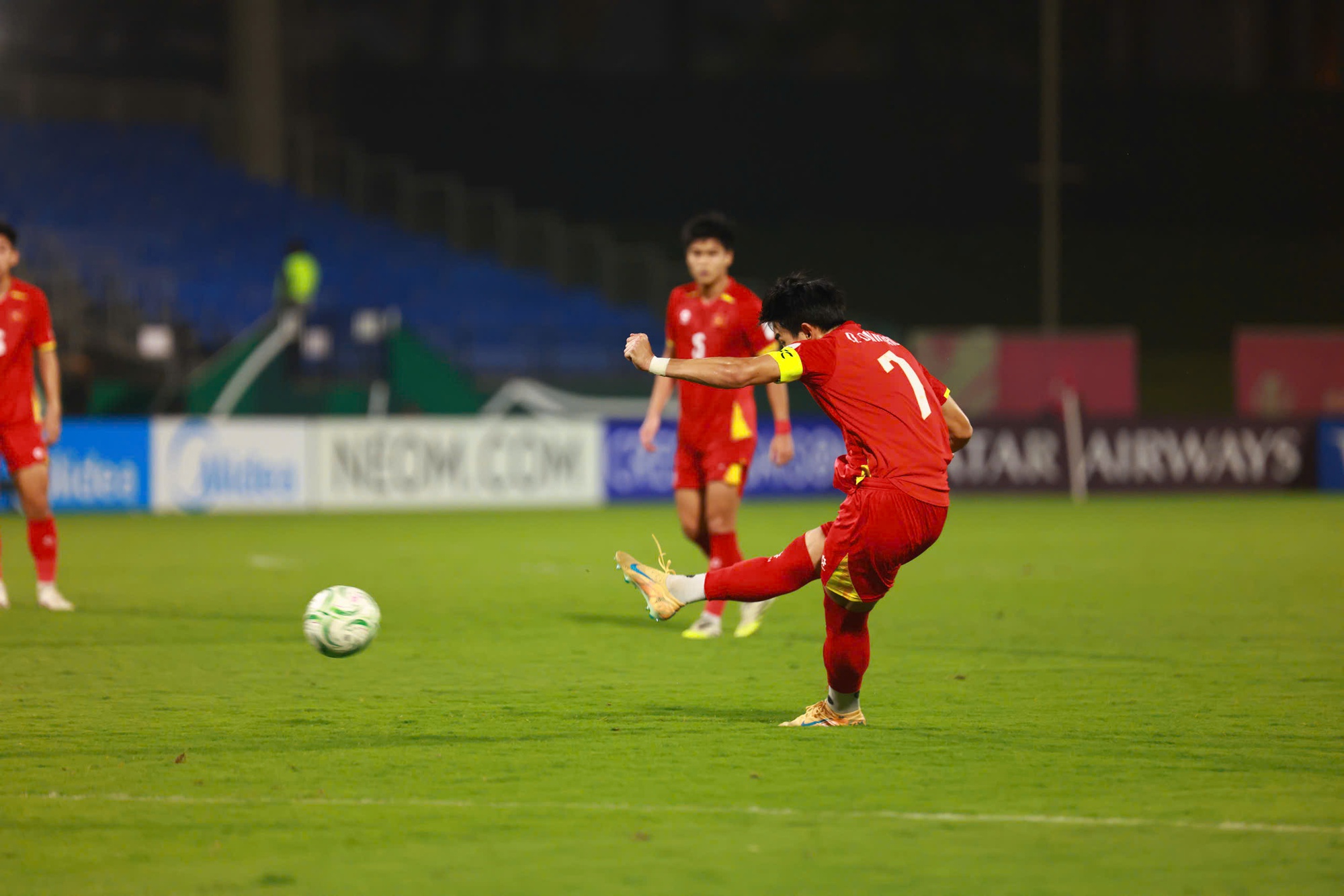 Đ&igrave;nh Bắc vẽ cầu vồng giữa sa mạc- Ảnh 2.