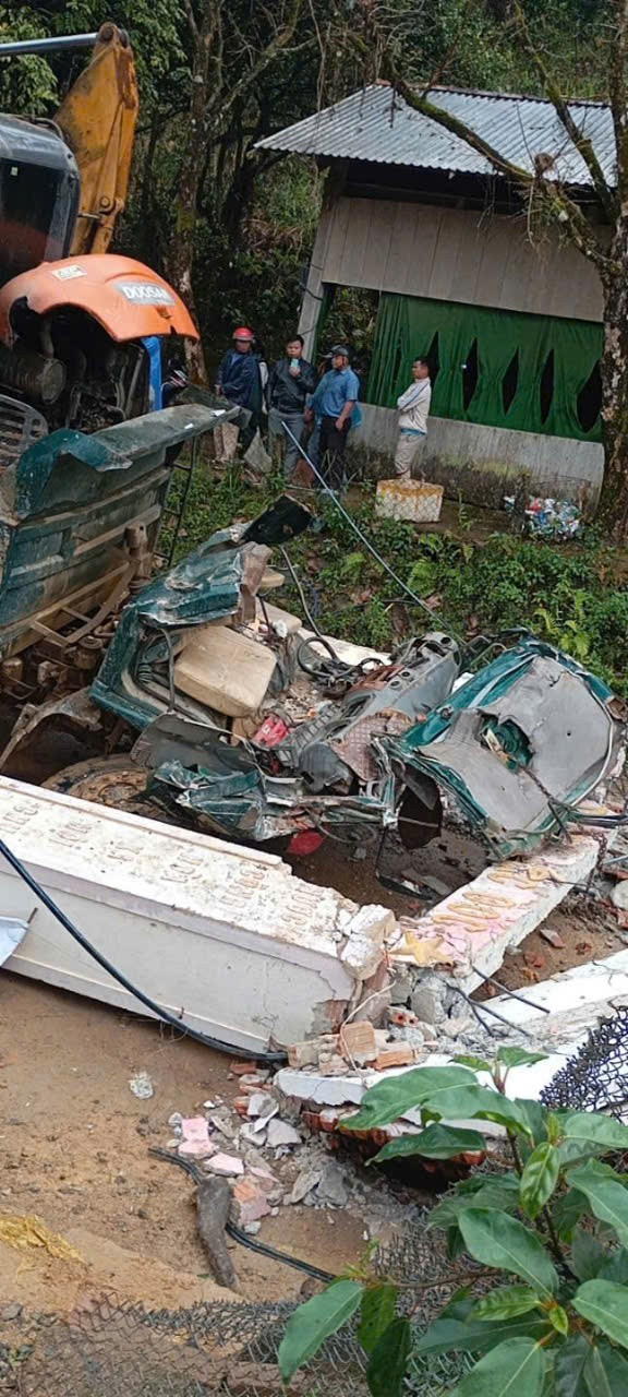 Xe tải chở xe m&uacute;c t&ocirc;ng sập cổng ch&agrave;o l&agrave;m 2 người tử vong- Ảnh 2.