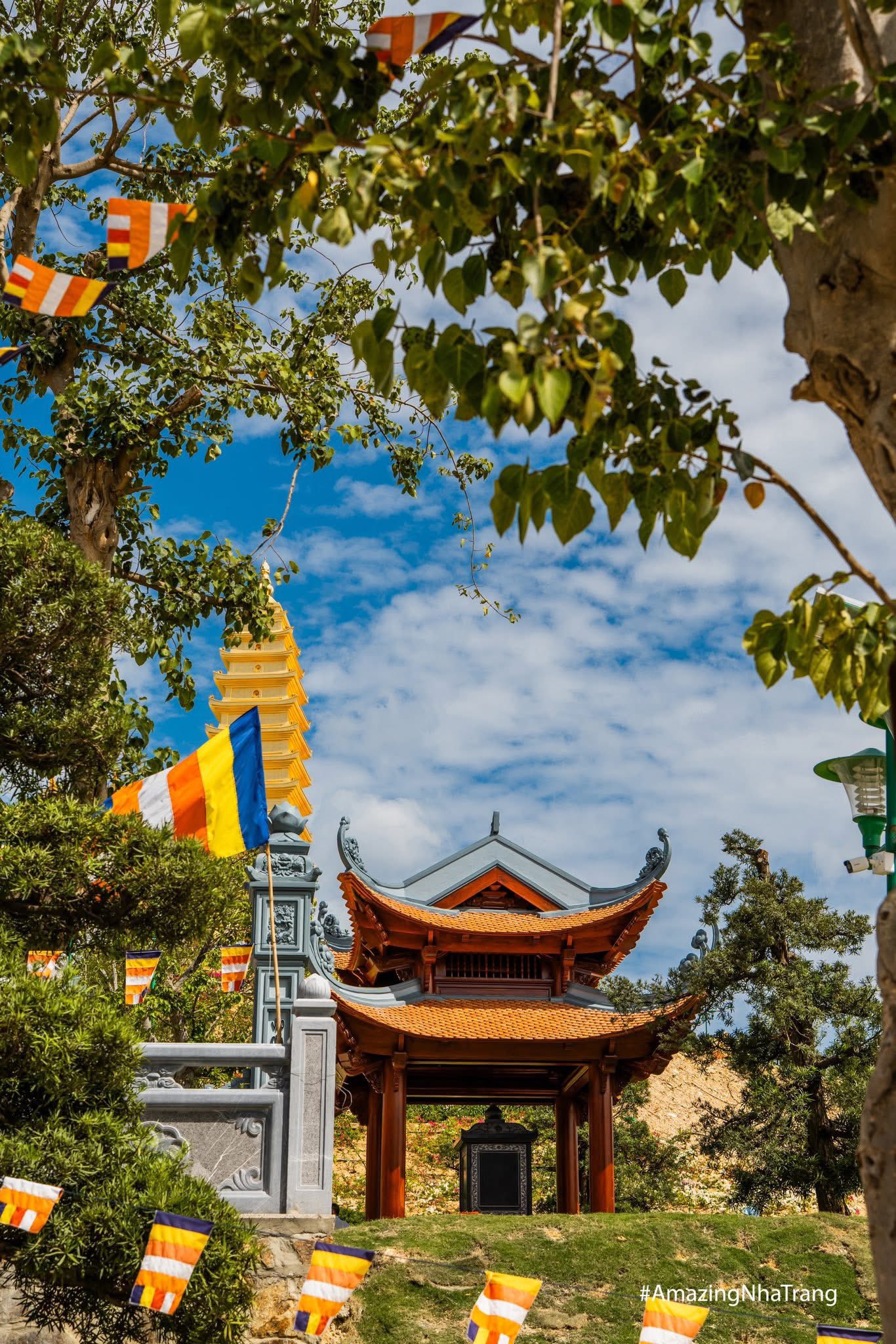 C&oacute; g&igrave; trong ng&ocirc;i ch&ugrave;a diễn ra lễ cưới của &Aacute; hậu? Nằm tr&ecirc;n n&uacute;i cao 500m, sở hữu Bảo th&aacute;p hiếm ở Việt Nam- Ảnh 8.