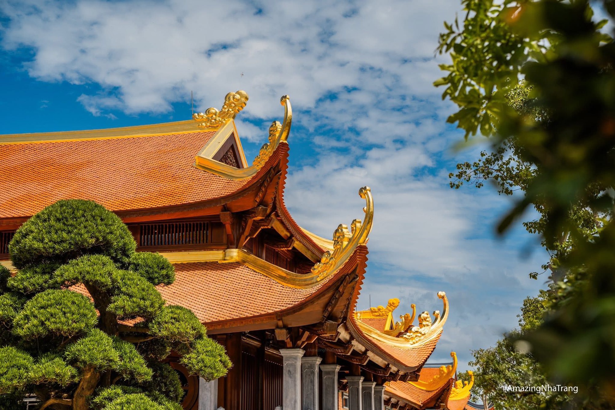 C&oacute; g&igrave; trong ng&ocirc;i ch&ugrave;a diễn ra lễ cưới của &Aacute; hậu? Nằm tr&ecirc;n n&uacute;i cao 500m, sở hữu Bảo th&aacute;p hiếm ở Việt Nam- Ảnh 7.