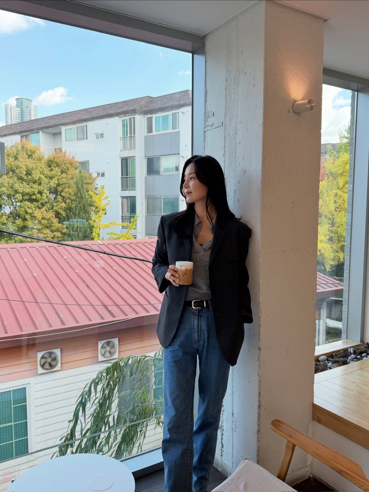 4 mẫu &aacute;o kho&aacute;c n&acirc;ng tầm kh&iacute; chất d&agrave;nh cho phụ nữ tr&ecirc;n 40 tuổi- Ảnh 7.