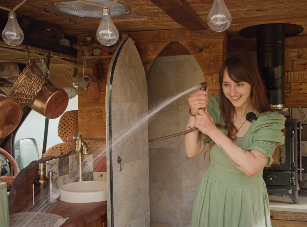 Căn nh&agrave; vỏn vẹn 4m&sup2; khiến triệu người ngỡ ng&agrave;ng- Ảnh 6.