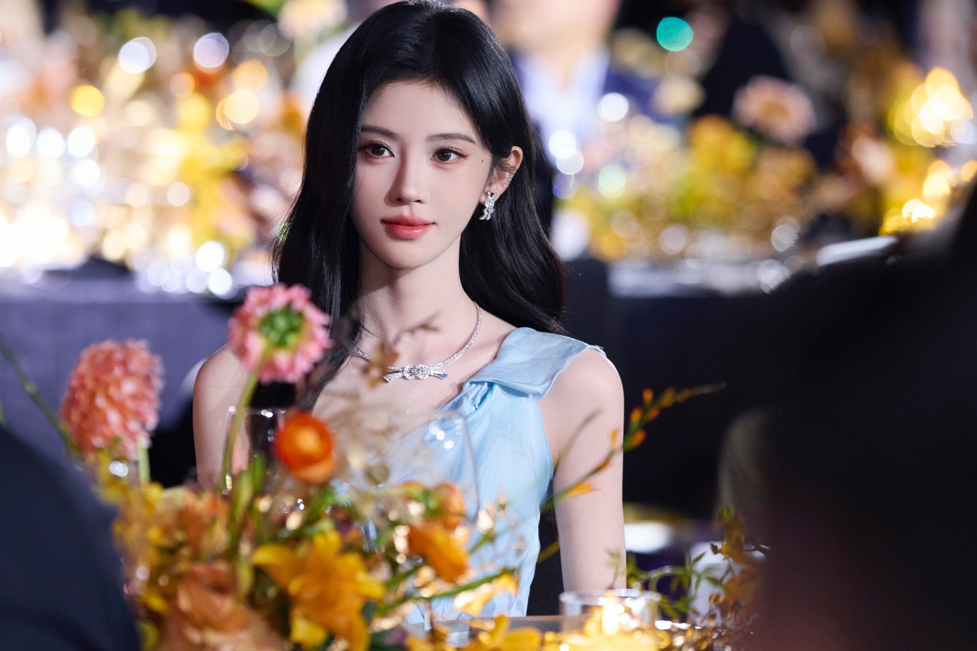 Cả nước n&iacute;n thở trước sự trở lại của mỹ nh&acirc;n đẹp nhất showbiz: Đẹp đến mức &aacute;nh nắng cũng phải ưu &aacute;i- Ảnh 1.