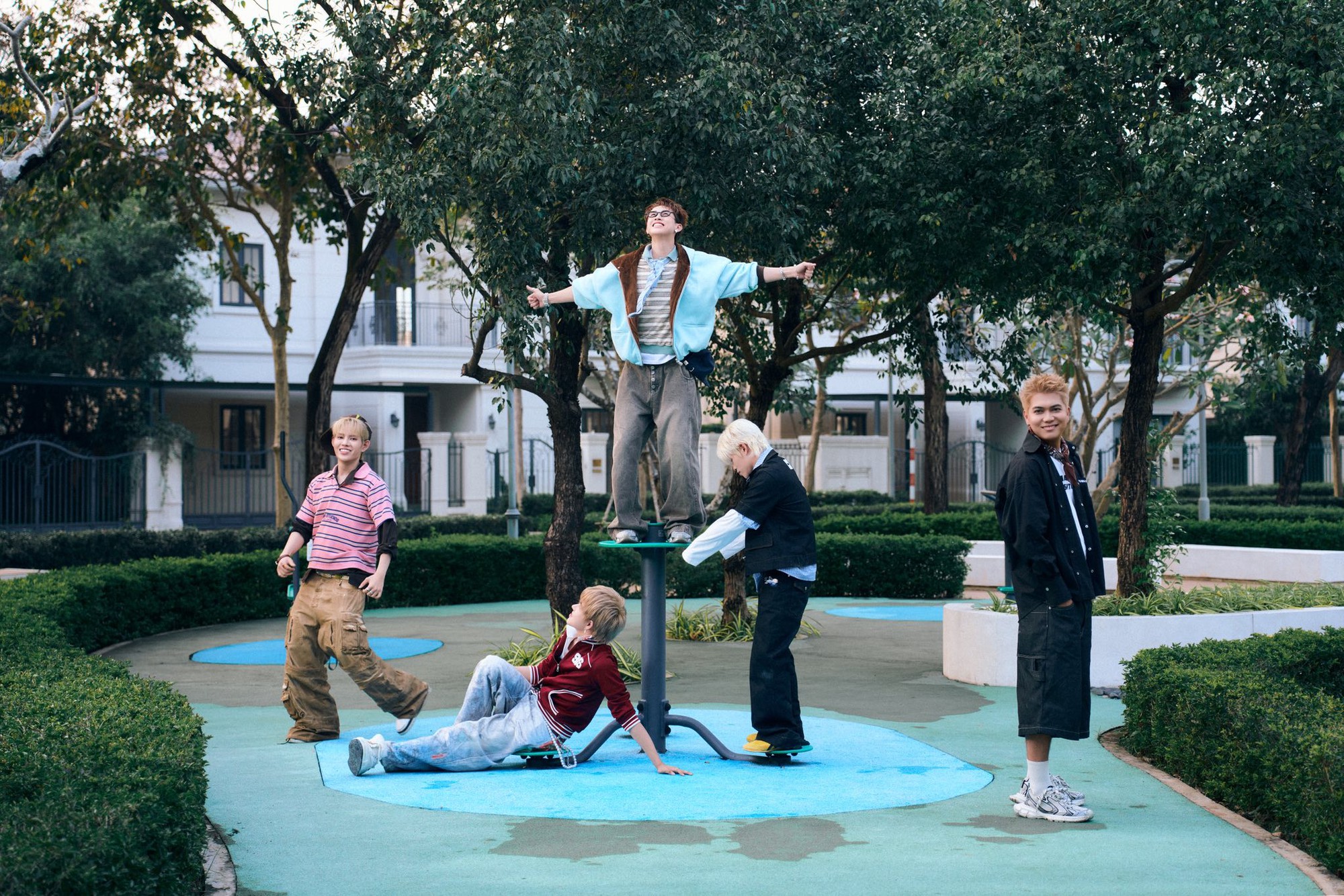 Tân binh Vbiz vừa chào sân đã bán sạch 6.500 bản, gần trăm nghìn lượt quan tâm, thu hút fan từ 12 quốc gia- Ảnh 7. Tân binh Vbiz vừa chào sân đã bán sạch 6.500 bản, gần trăm nghìn lượt quan tâm, thu hút fan từ 12 quốc gia- Ảnh 7.