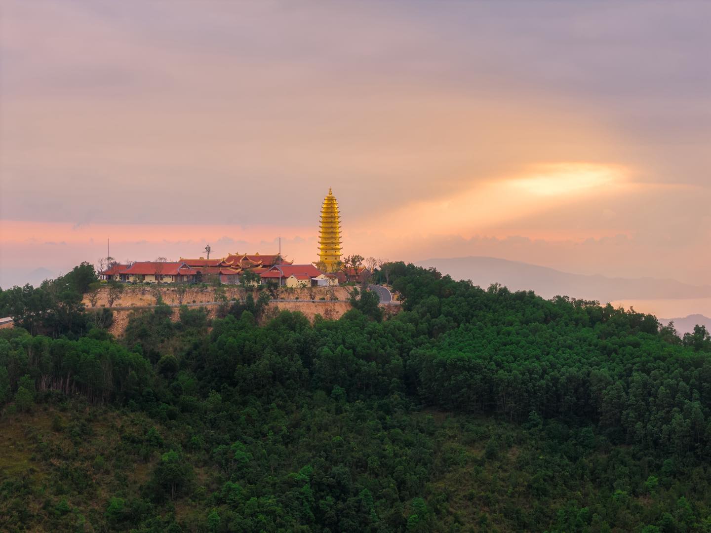 C&oacute; g&igrave; trong ng&ocirc;i ch&ugrave;a diễn ra lễ cưới của &Aacute; hậu? Nằm tr&ecirc;n n&uacute;i cao 500m, sở hữu Bảo th&aacute;p hiếm ở Việt Nam- Ảnh 2.