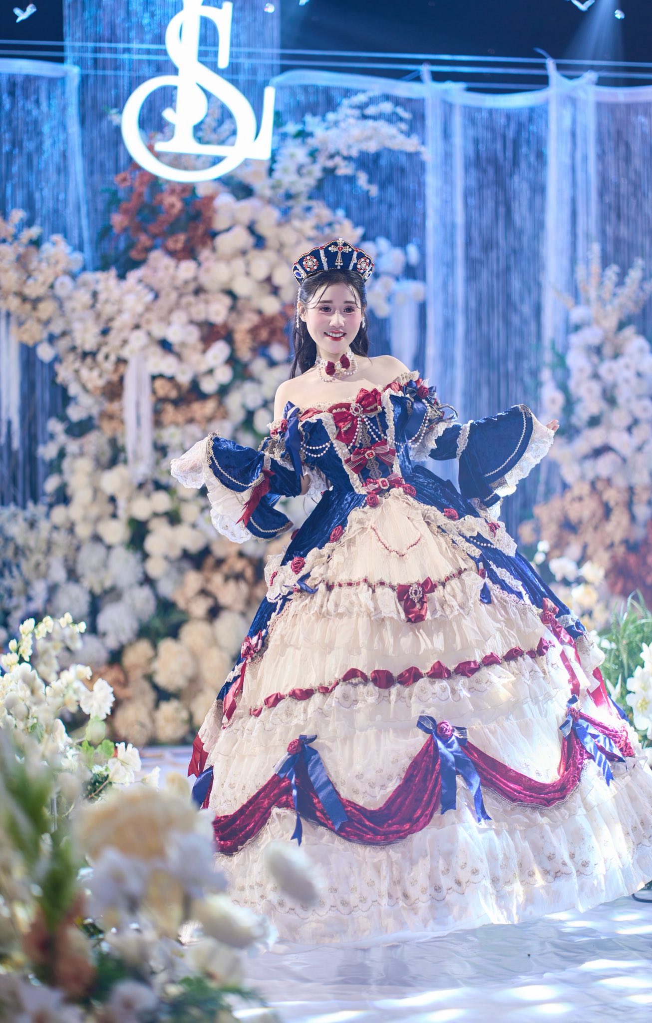 Đ&aacute;m cưới Ph&uacute; Thọ m&agrave; như lễ sắc phong vương hậu: C&ocirc; d&acirc;u đội vương miện khủng, cầm b&oacute; hoa cưới bằng v&agrave;ng nguy&ecirc;n chất- Ảnh 15.