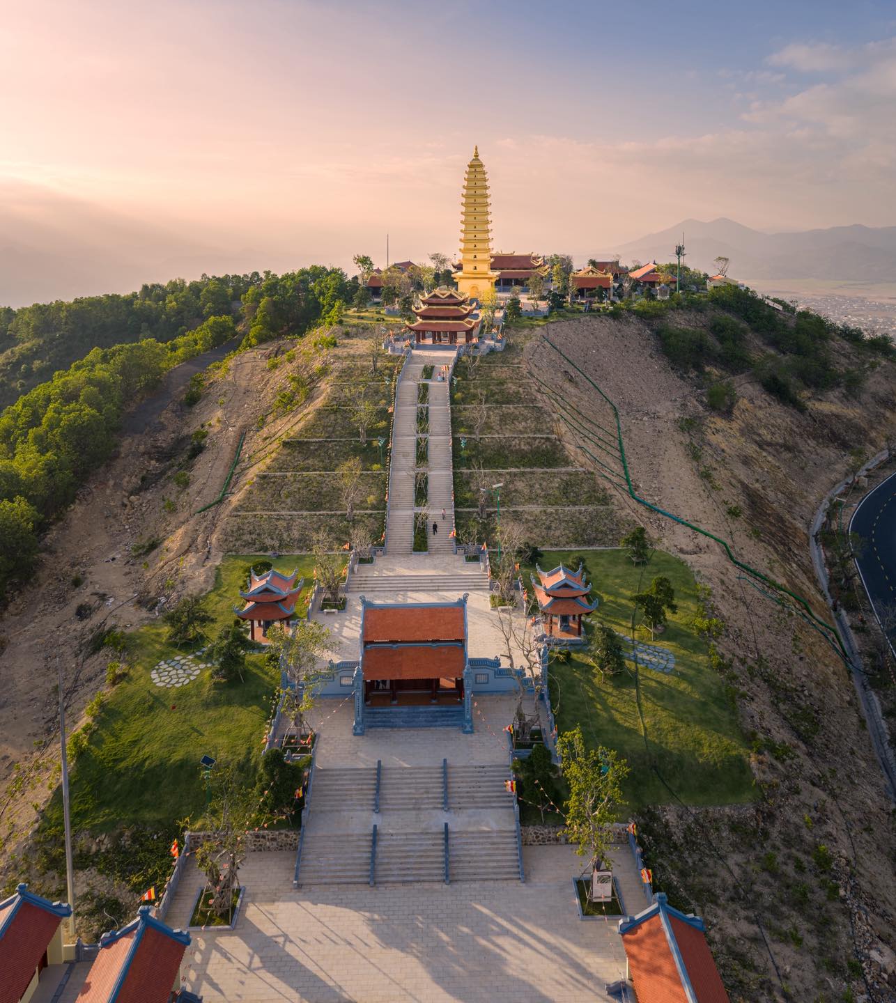 C&oacute; g&igrave; trong ng&ocirc;i ch&ugrave;a diễn ra lễ cưới của &Aacute; hậu? Nằm tr&ecirc;n n&uacute;i cao 500m, sở hữu Bảo th&aacute;p hiếm ở Việt Nam- Ảnh 11.