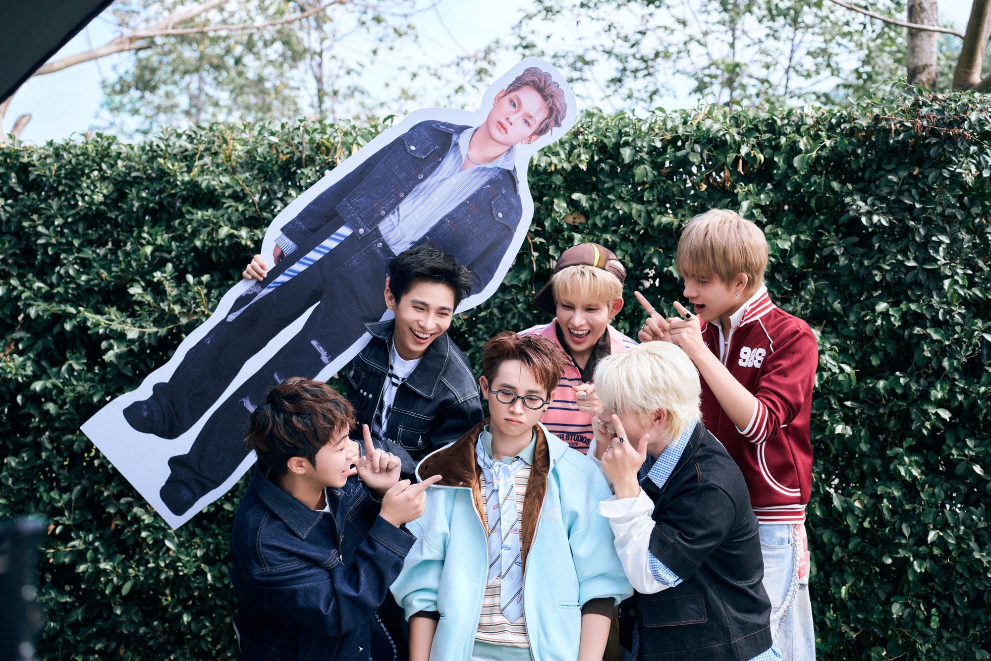 Tân binh Vbiz vừa chào sân đã bán sạch 6.500 bản, gần trăm nghìn lượt quan tâm, thu hút fan từ 12 quốc gia- Ảnh 3. Tân binh Vbiz vừa chào sân đã bán sạch 6.500 bản, gần trăm nghìn lượt quan tâm, thu hút fan từ 12 quốc gia- Ảnh 3.