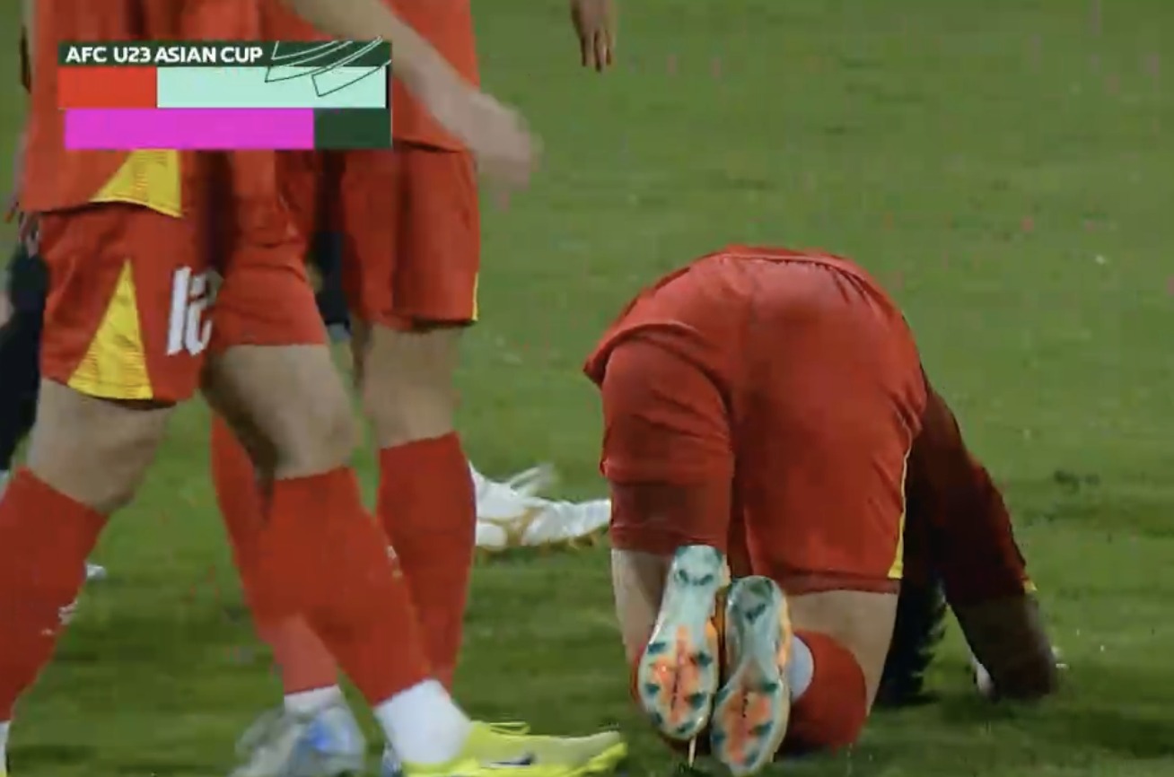 Đ&igrave;nh Bắc ghi b&agrave;n rồi nhận thẻ đỏ, quỳ rạp xuống s&acirc;n v&igrave; bất lực- Ảnh 3.