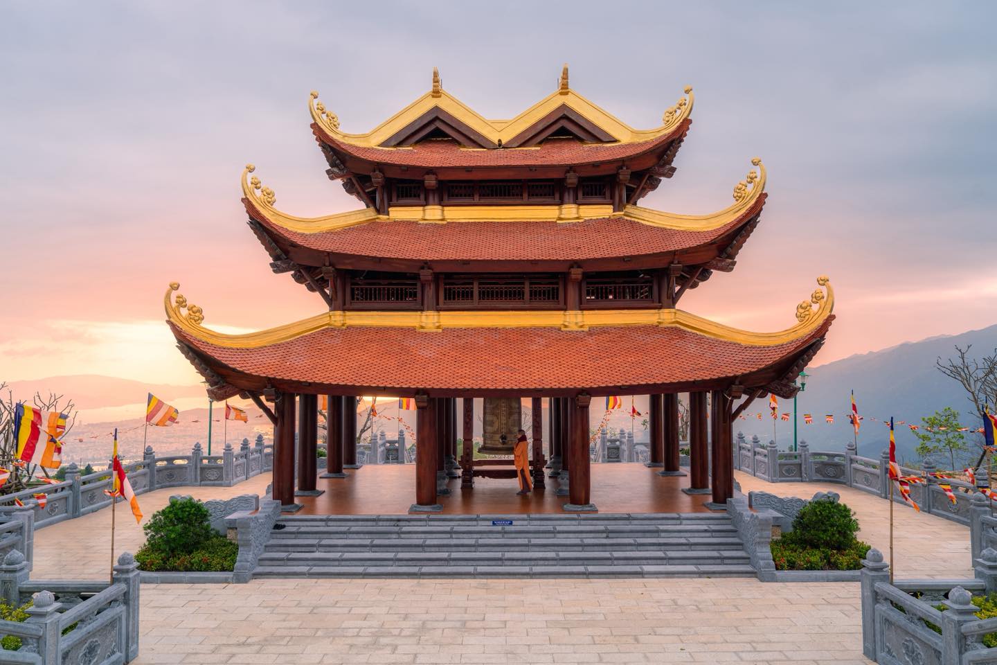 C&oacute; g&igrave; trong ng&ocirc;i ch&ugrave;a diễn ra lễ cưới của &Aacute; hậu? Nằm tr&ecirc;n n&uacute;i cao 500m, sở hữu Bảo th&aacute;p hiếm ở Việt Nam- Ảnh 4.