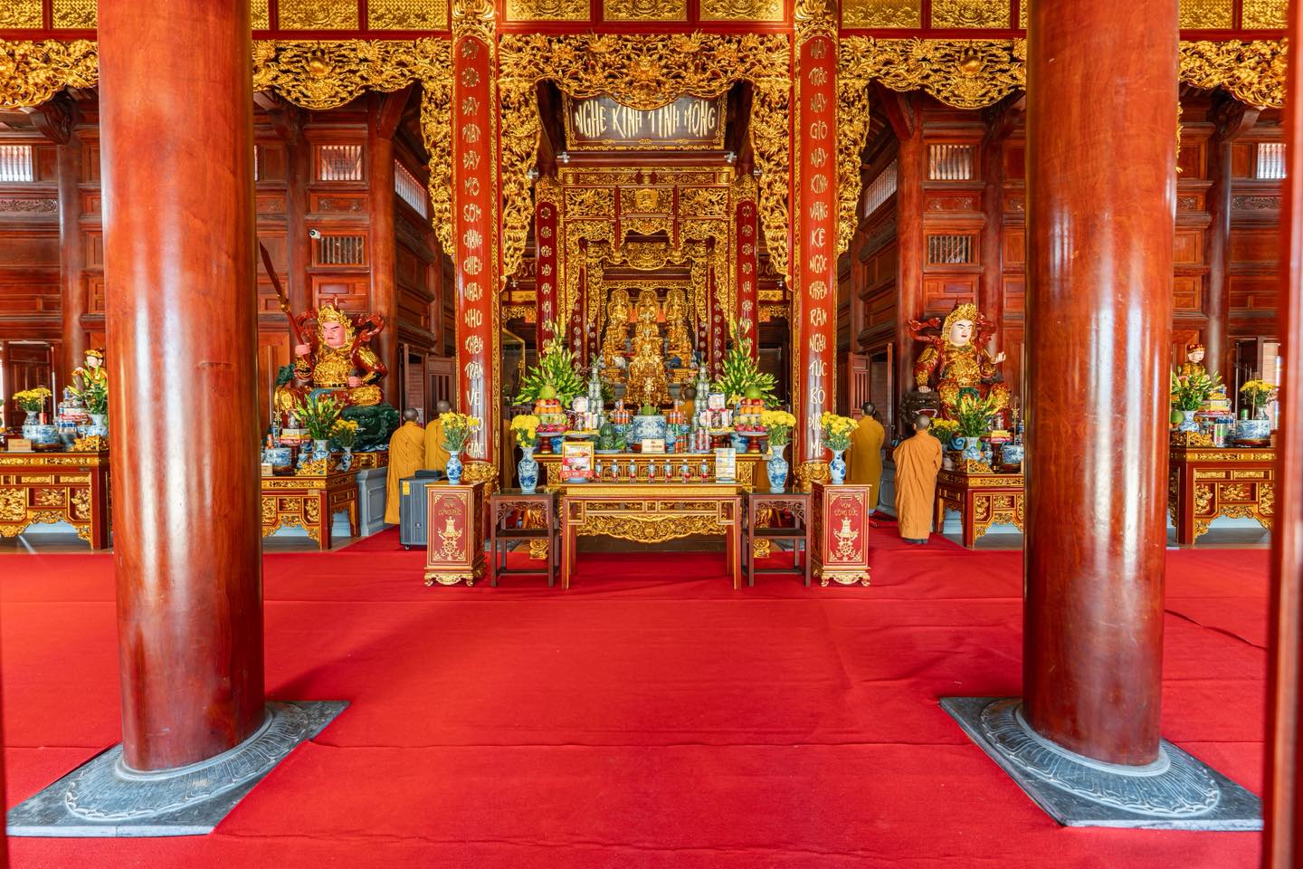 C&oacute; g&igrave; trong ng&ocirc;i ch&ugrave;a diễn ra lễ cưới của &Aacute; hậu? Nằm tr&ecirc;n n&uacute;i cao 500m, sở hữu Bảo th&aacute;p hiếm ở Việt Nam- Ảnh 12.