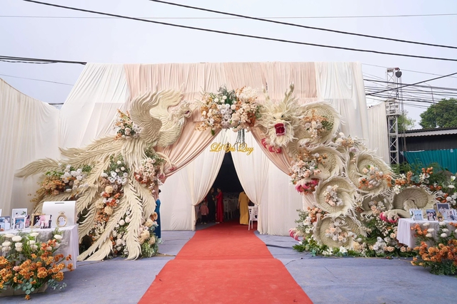 Đ&aacute;m cưới Ph&uacute; Thọ m&agrave; như lễ sắc phong vương hậu: C&ocirc; d&acirc;u đội vương miện khủng, cầm b&oacute; hoa cưới bằng v&agrave;ng nguy&ecirc;n chất- Ảnh 12.