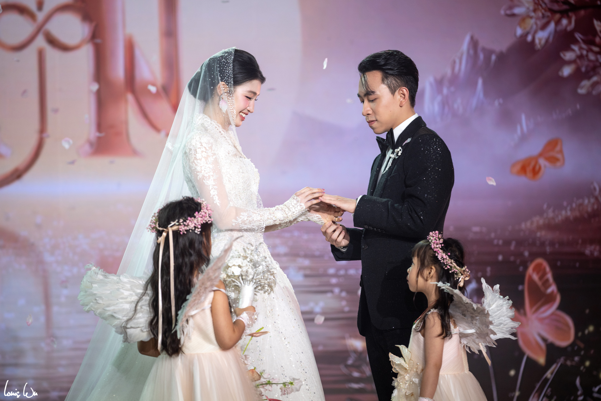 Đ&aacute;m cưới Phương Nhi v&agrave; thiếu gia Minh Ho&agrave;ng: Ch&iacute;nh thức c&ocirc;ng bố h&igrave;nh ảnh b&ecirc;n trong h&ocirc;n lễ!- Ảnh 1.