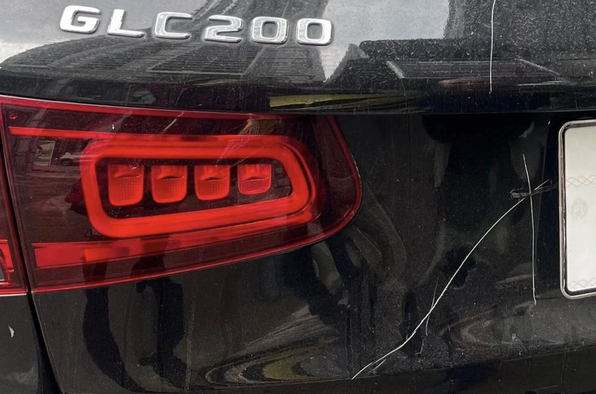 Công an vào cuộc vụ xe Mercedes bị cào xước, bẻ gương, đập kính khi đỗ trước một trung tâm tiếng Anh- Ảnh 1. Công an vào cuộc vụ xe Mercedes bị cào xước, bẻ gương, đập kính khi đỗ trước một trung tâm tiếng Anh- Ảnh 1.