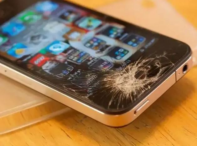 Con g&aacute;i 4 tuổi l&agrave;m vỡ điện thoại, bố giận qu&aacute; n&ecirc;n l&agrave;m 1 h&agrave;nh động bộc ph&aacute;t: Hậu quả gia đ&igrave;nh tan n&aacute;t, cả đời sống trong hối hận!- Ảnh 1.