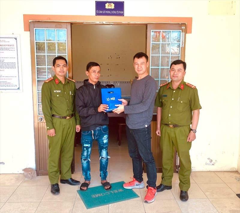 Trong 8 ng&agrave;y, t&agrave;i khoản người đ&agrave;n &ocirc;ng nhận li&ecirc;n tiếp 2 giao dịch tổng cộng 5,2 tỷ đồng: C&ocirc;ng an x&atilde; mời về l&agrave;m việc- Ảnh 1.