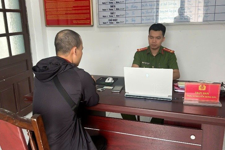 T&agrave;i khoản ng&acirc;n h&agrave;ng c&oacute; giao dịch 300 triệu đồng: C&ocirc;ng an điều tra người đ&agrave;n &ocirc;ng- Ảnh 1.