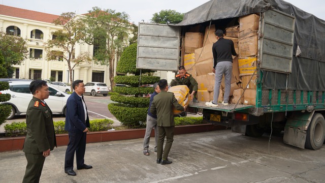 Kh&aacute;m x&eacute;t khẩn cấp nơi ở của Nguyễn Văn Chung SN 1993 v&agrave; c&aacute;c kho h&agrave;ng b&iacute; mật tại H&agrave; Nội, Ninh B&igrave;nh- Ảnh 1.