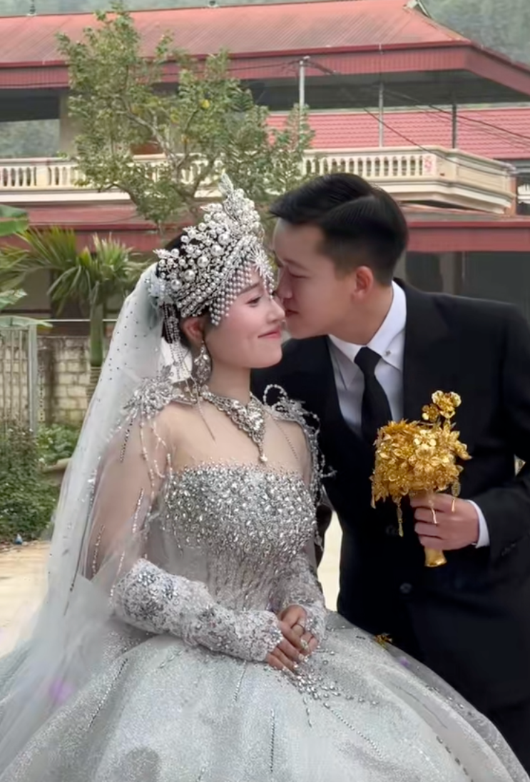 Đ&aacute;m cưới Ph&uacute; Thọ m&agrave; như lễ sắc phong vương hậu: C&ocirc; d&acirc;u đội vương miện khủng, cầm b&oacute; hoa cưới bằng v&agrave;ng nguy&ecirc;n chất- Ảnh 5.