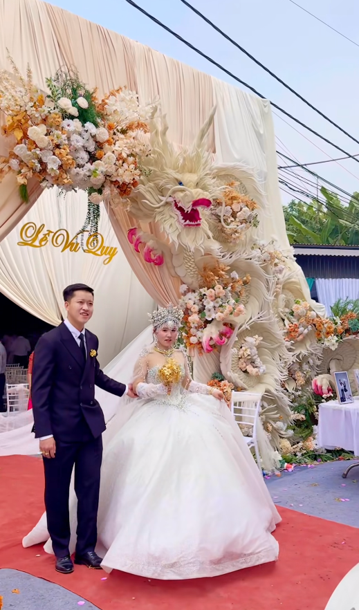 Đ&aacute;m cưới Ph&uacute; Thọ m&agrave; như lễ sắc phong vương hậu: C&ocirc; d&acirc;u đội vương miện khủng, cầm b&oacute; hoa cưới bằng v&agrave;ng nguy&ecirc;n chất- Ảnh 2.