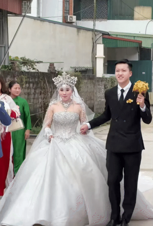 Đ&aacute;m cưới Ph&uacute; Thọ m&agrave; như lễ sắc phong vương hậu: C&ocirc; d&acirc;u đội vương miện khủng, cầm b&oacute; hoa cưới bằng v&agrave;ng nguy&ecirc;n chất- Ảnh 3.