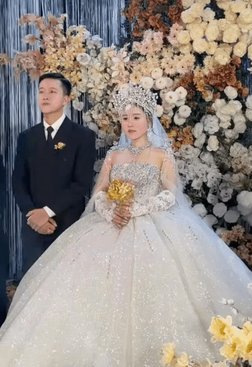 Đ&aacute;m cưới Ph&uacute; Thọ m&agrave; như lễ sắc phong vương hậu: C&ocirc; d&acirc;u đội vương miện khủng, cầm b&oacute; hoa cưới bằng v&agrave;ng nguy&ecirc;n chất- Ảnh 6.