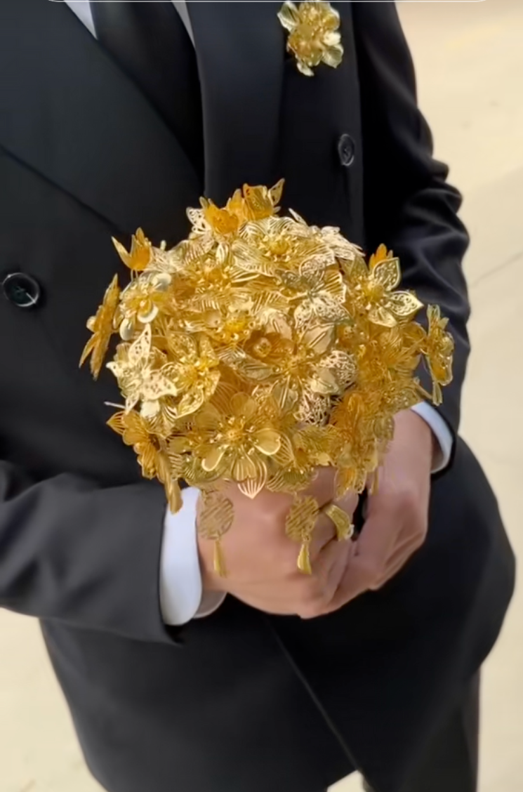 Đ&aacute;m cưới Ph&uacute; Thọ m&agrave; như lễ sắc phong vương hậu: C&ocirc; d&acirc;u đội vương miện khủng, cầm b&oacute; hoa cưới bằng v&agrave;ng nguy&ecirc;n chất- Ảnh 7.