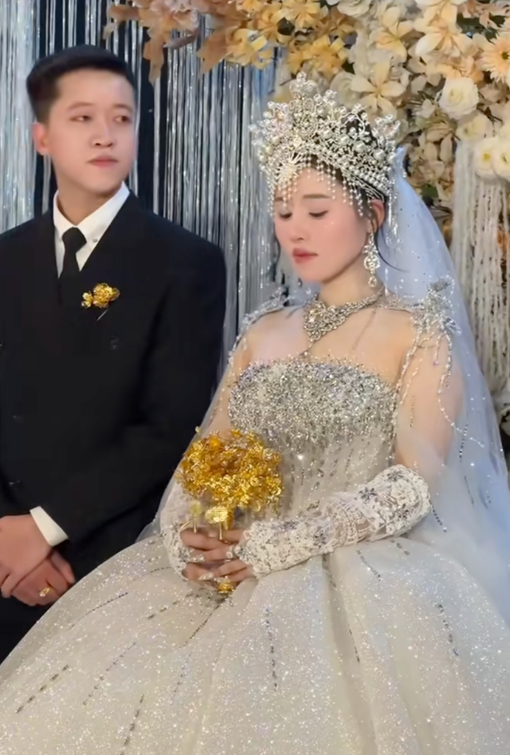 Đ&aacute;m cưới Ph&uacute; Thọ m&agrave; như lễ sắc phong vương hậu: C&ocirc; d&acirc;u đội vương miện khủng, cầm b&oacute; hoa cưới bằng v&agrave;ng nguy&ecirc;n chất- Ảnh 8.